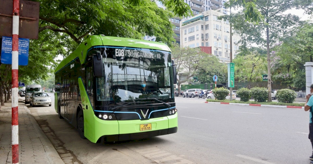 The electric bus route E08 passes by the Temple of Literature (Source: Internet)