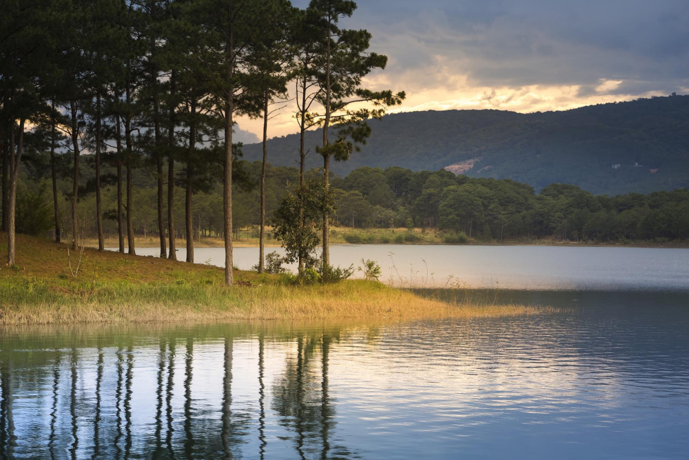 Một góc hồ Tuyền Lâm vào lúc chiều tà