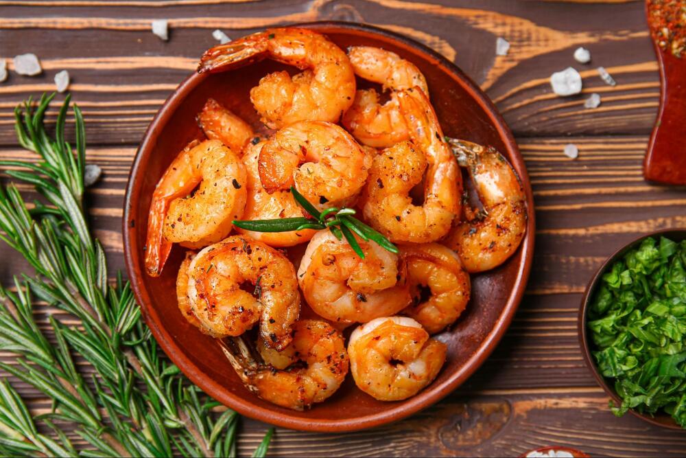 Món tôm tích cháy tỏi hấp dẫn có giá thành tương đối phải chăng