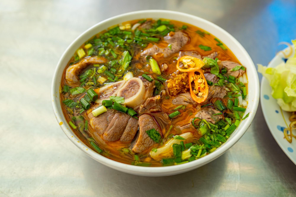 Bún bò Huế là món ăn đặc trưng của ẩm thực Huế 