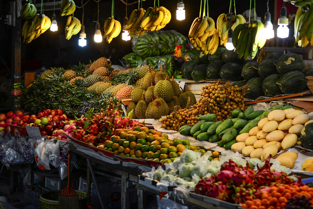 Long Bien Market is small, but lively at night