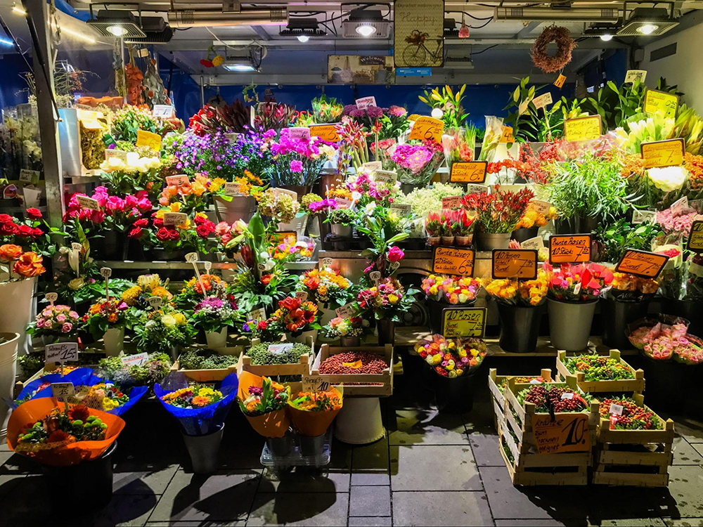 Quang Ba Flower Market is open in the early morning